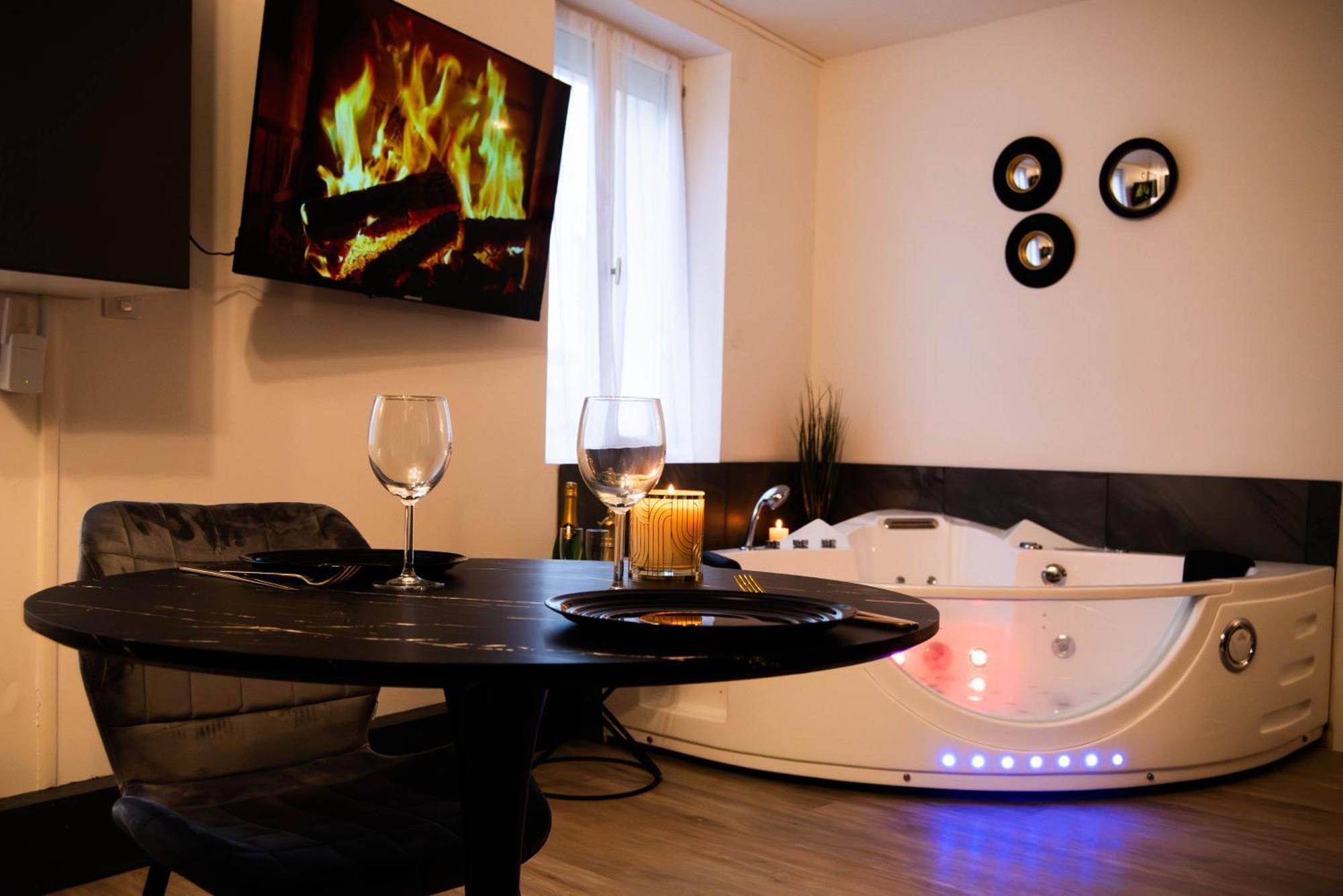 מולאן Suite Romantique Jacuzzi מראה חיצוני תמונה