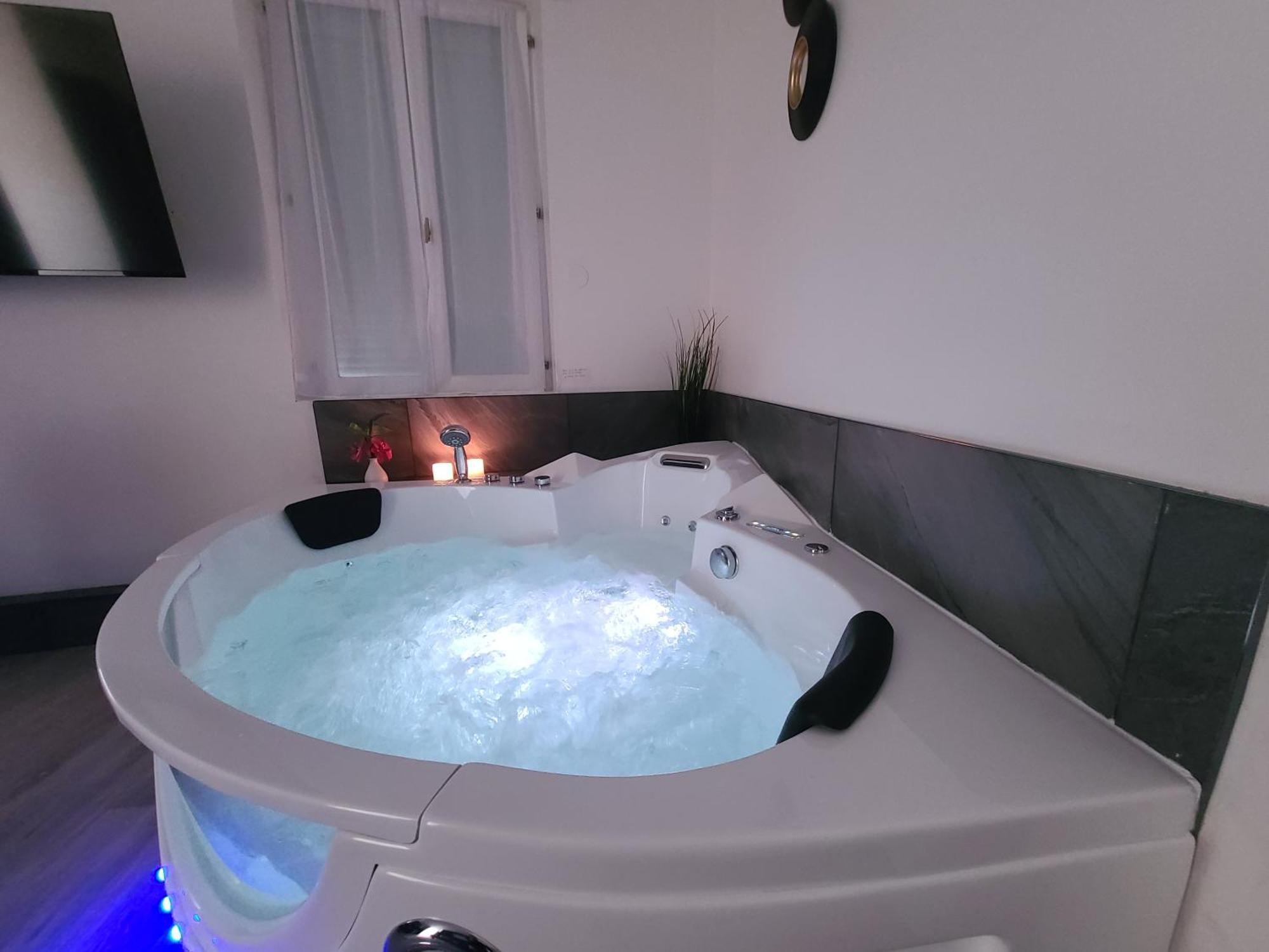 מולאן Suite Romantique Jacuzzi מראה חיצוני תמונה