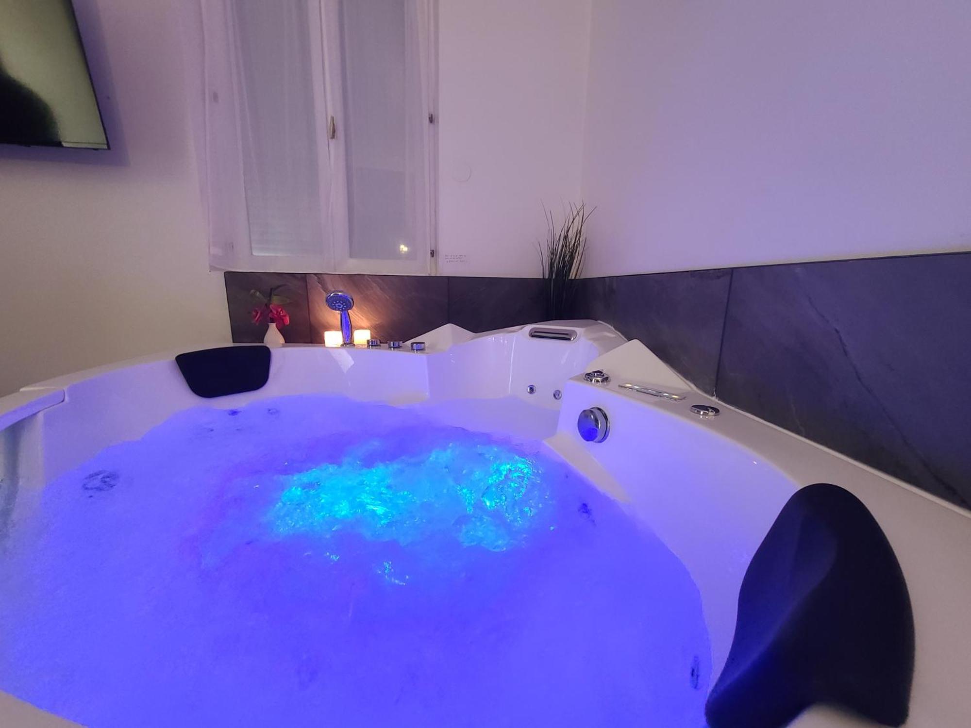 מולאן Suite Romantique Jacuzzi מראה חיצוני תמונה